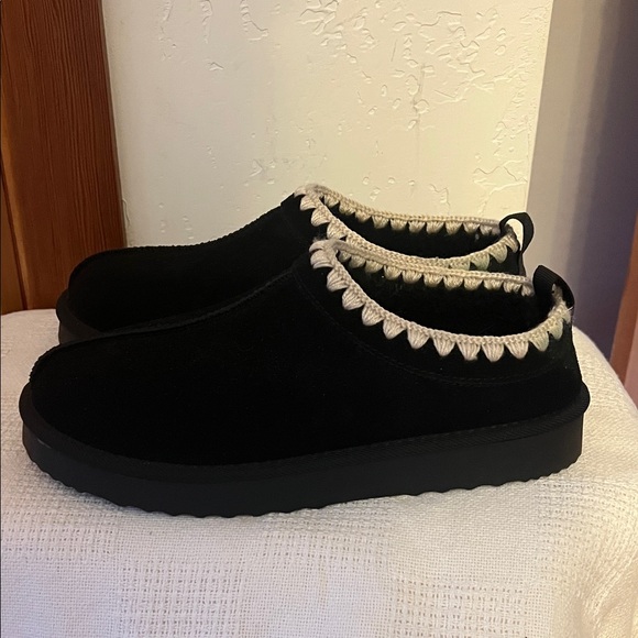 Black Slippers - Picture 3 of 10